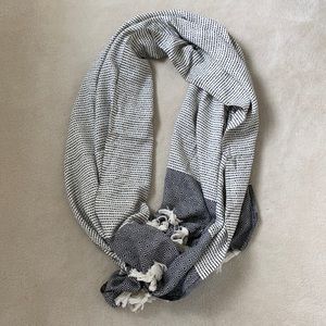 Women’s oversized infiniti scarf